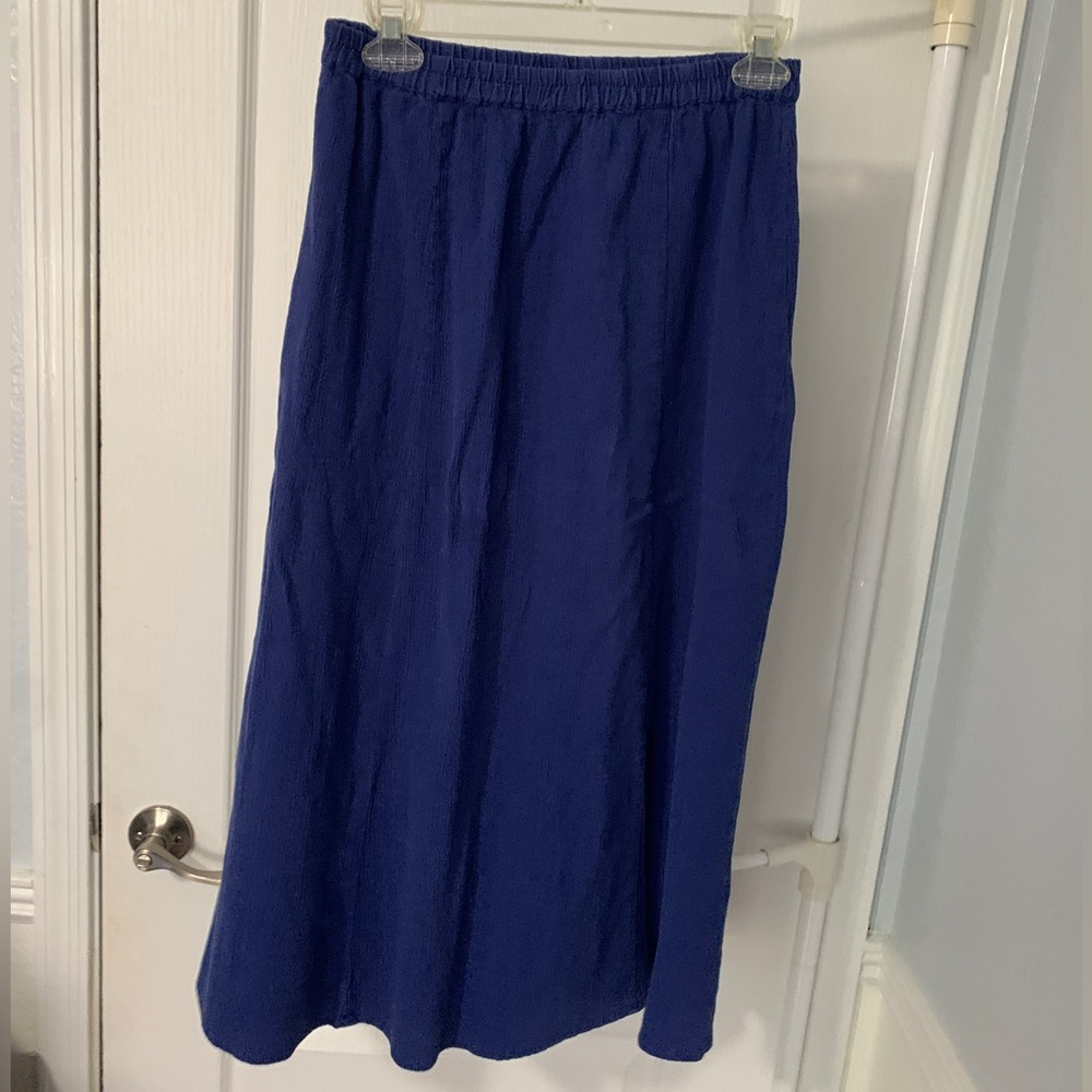 This is a long Appleseed’s thrifted blue skirt size: S